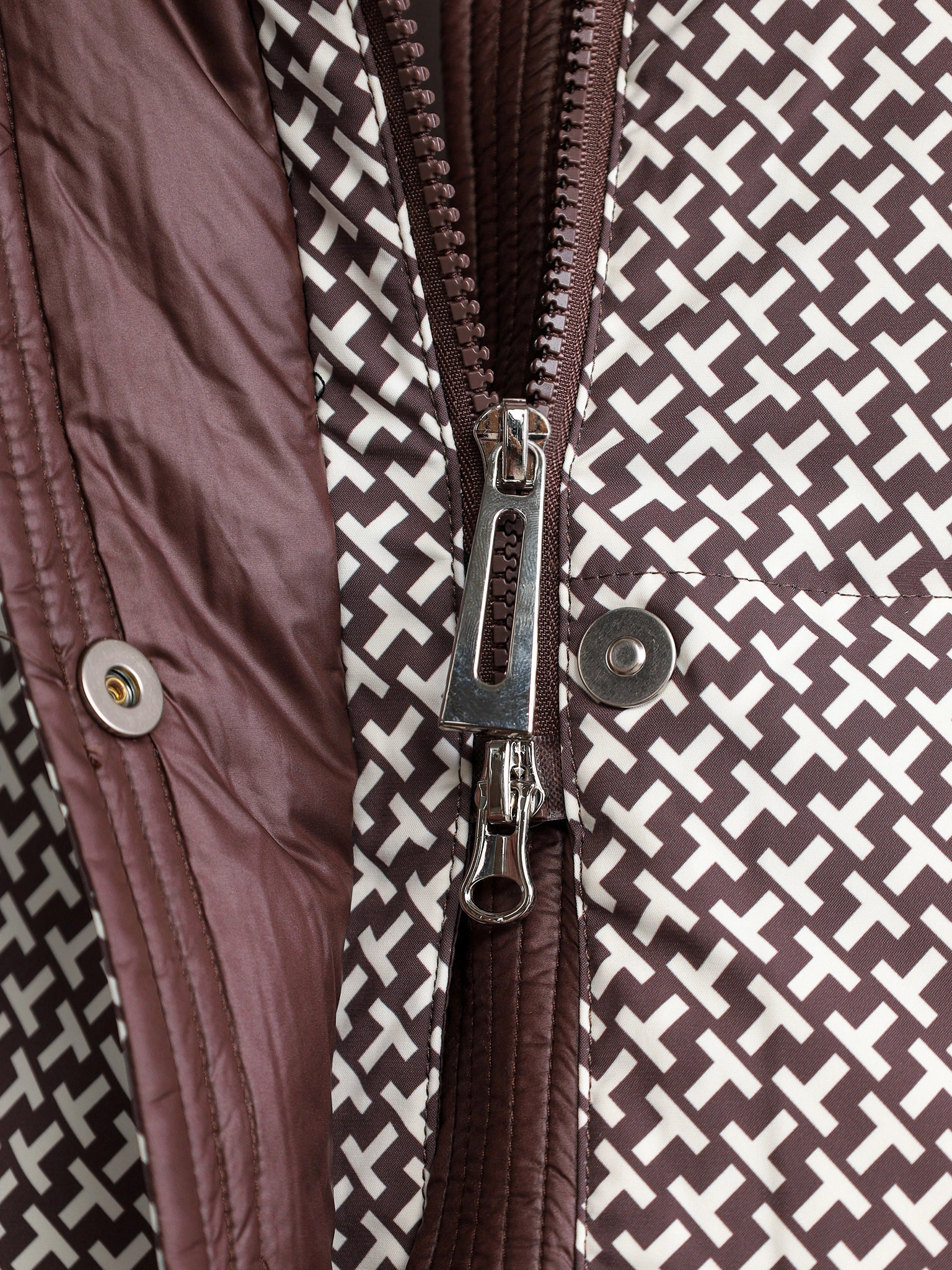 Пуховик коричневого цвета с капюшоном